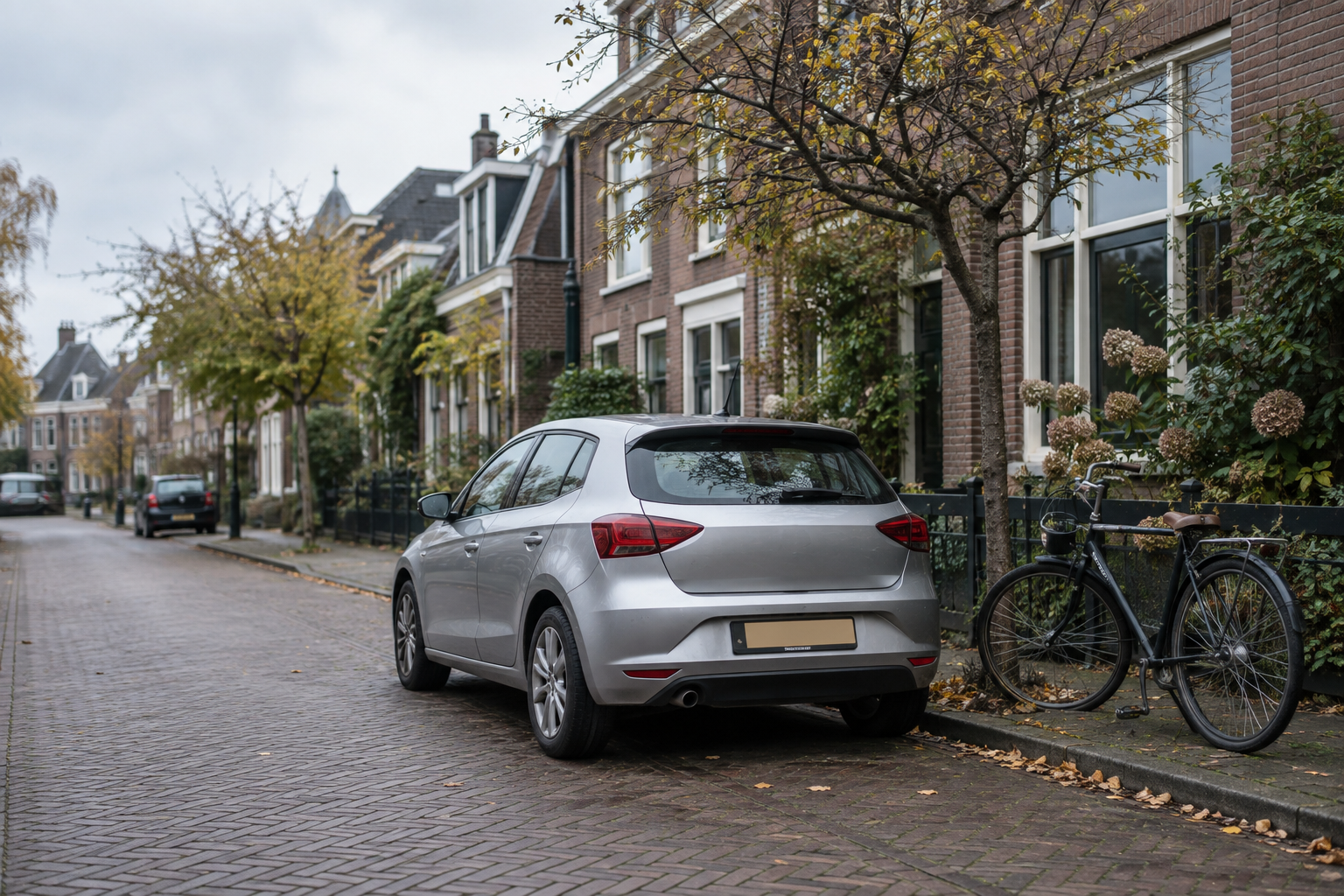 Auto en fiets geparkeerd in een rustige woonstraat